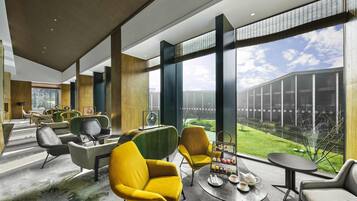 2 bars/lounges, lobby lounge