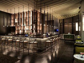2 Bars/Lounges, Lobby-Lounge