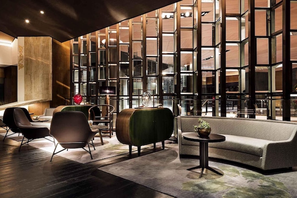 2 bars/lounges, lobby lounge
