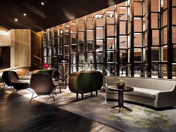 2 bars/lounges, lobby lounge