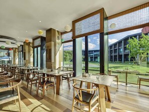 2 restoran, melayani sarapan, makan siang; sajian masakan Cina