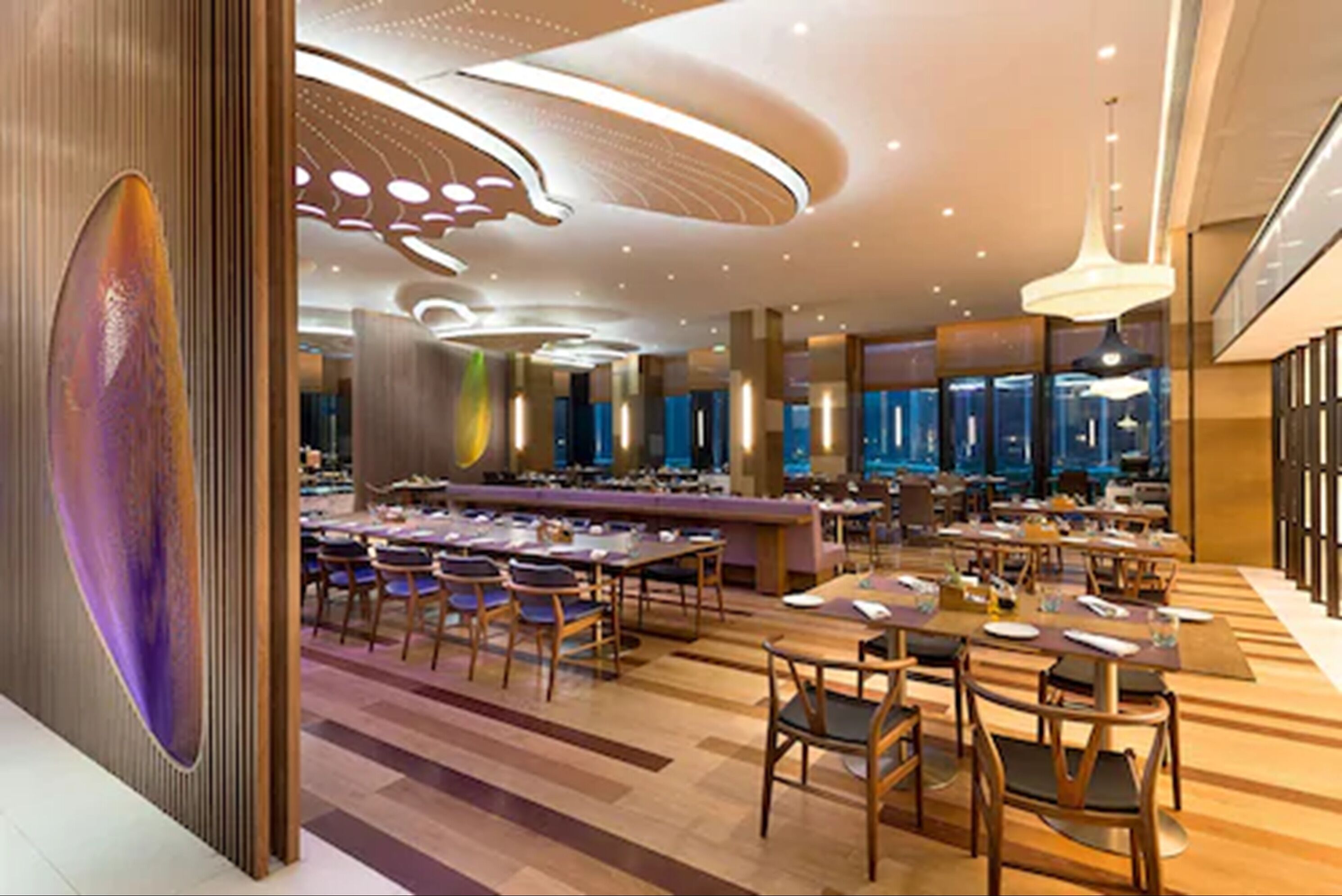 2 restaurants; breakfast, lunch and dinner served 
