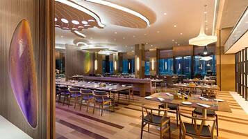 2 restaurants; breakfast, lunch and dinner served