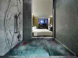 高档床上用品、迷你吧、客房内保险箱、特色装修