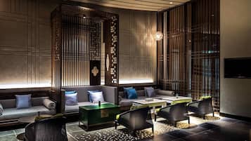 2 bars/lounges, lobby lounge