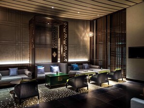 2 bars/lounges, lobby lounge
