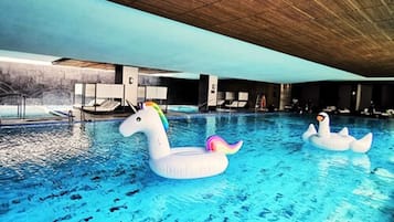 室内游泳池,07:00 至 22:00 开放,日光浴躺椅