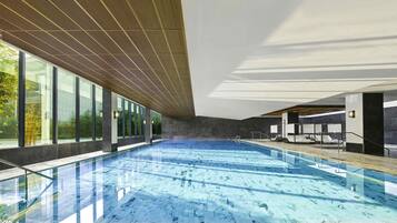 Kolam renang indoor, dengan kursi berjemur