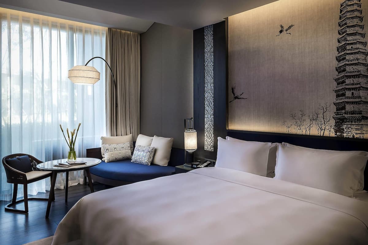 Habitación Deluxe, 1 cama King size, vista al jardín | Ropa de cama de alta calidad y minibar