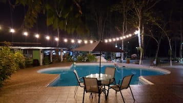 Utendørsbasseng og bassengparasoller