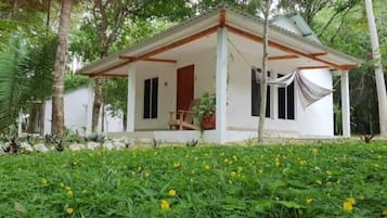 Deluxe Triple Room | Blackout drapes, free WiFi, bed sheets