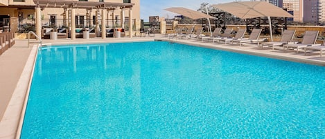 Piscine extérieure, parasols de plage, chaises longues