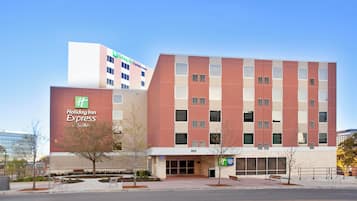 Edificio del hotel Holiday Inn Express & Suites con diseño moderno, que presenta un letrero llamativo y el número 805 en la fachada.