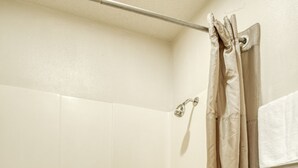 ห้องพัก, เตียงควีนไซส์ 2 เตียง | ห้องน้ำ