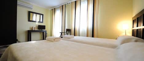 Ropa de cama de alta calidad, escritorio y cortinas blackout
