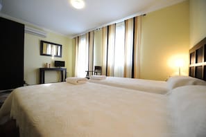 Ropa de cama de alta calidad, minibar, escritorio y cortinas opacas