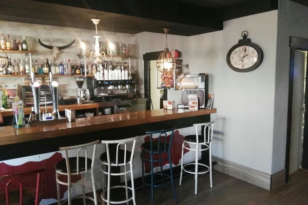 Alfresco dining, serves breakfast, lunch, and dinner