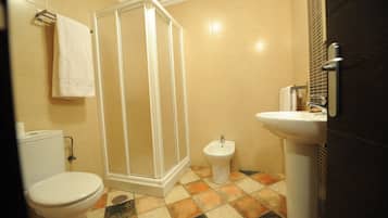 Articles de toilette gratuits, sĂšche-cheveux, serviettes fournies