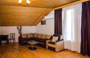 In-room safe, blackout drapes, soundproofing, free WiFi