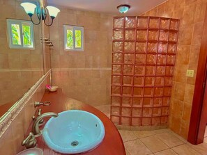 Ducha, artículos de higiene personal gratuitos y secador de pelo