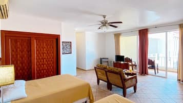 Suite estudio Deluxe, 2 habitaciones, vistas al mar | 2 dormitorios, ropa de cama de alta calidad, mobiliario individual