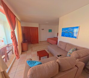 Ropa de cama de alta calidad, muebles diferentes y wifi gratis 