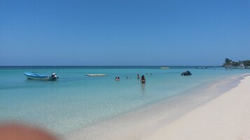 Playa privada en los alrededores, arena blanca
