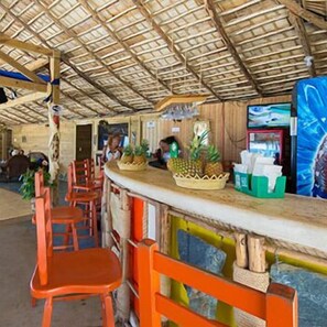 Bar en bord de piscine
