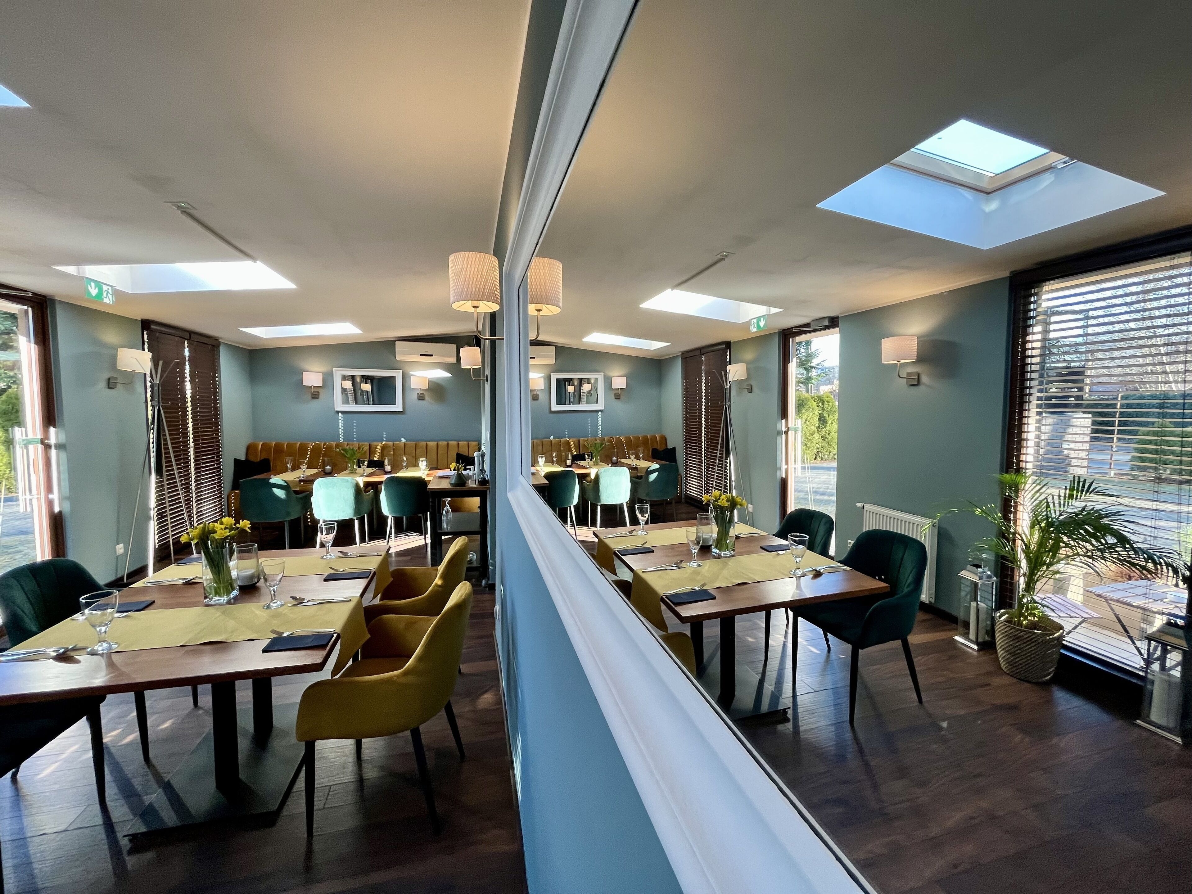 Breakfast, lunch, dinner served; international cuisine 