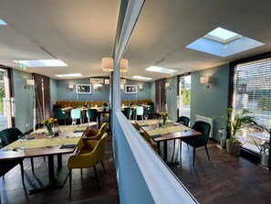 供应早餐、午餐和晚餐,国际美食