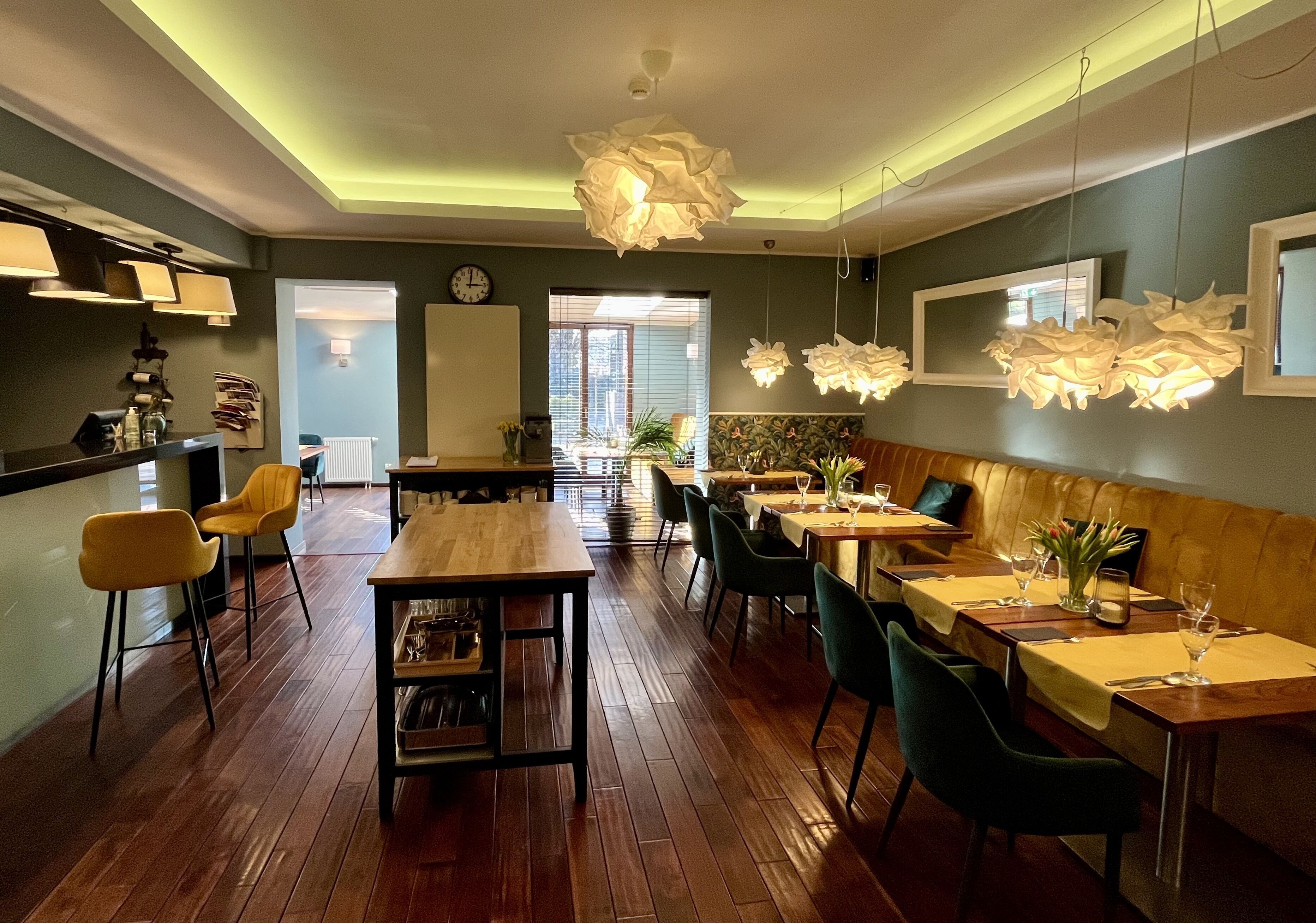 breakfast, lunch, dinner served; international cuisine