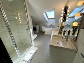 Suite | Bathroom | Shower, bathrobes, slippers, towels - Malta Premium Hotel (Poznan)