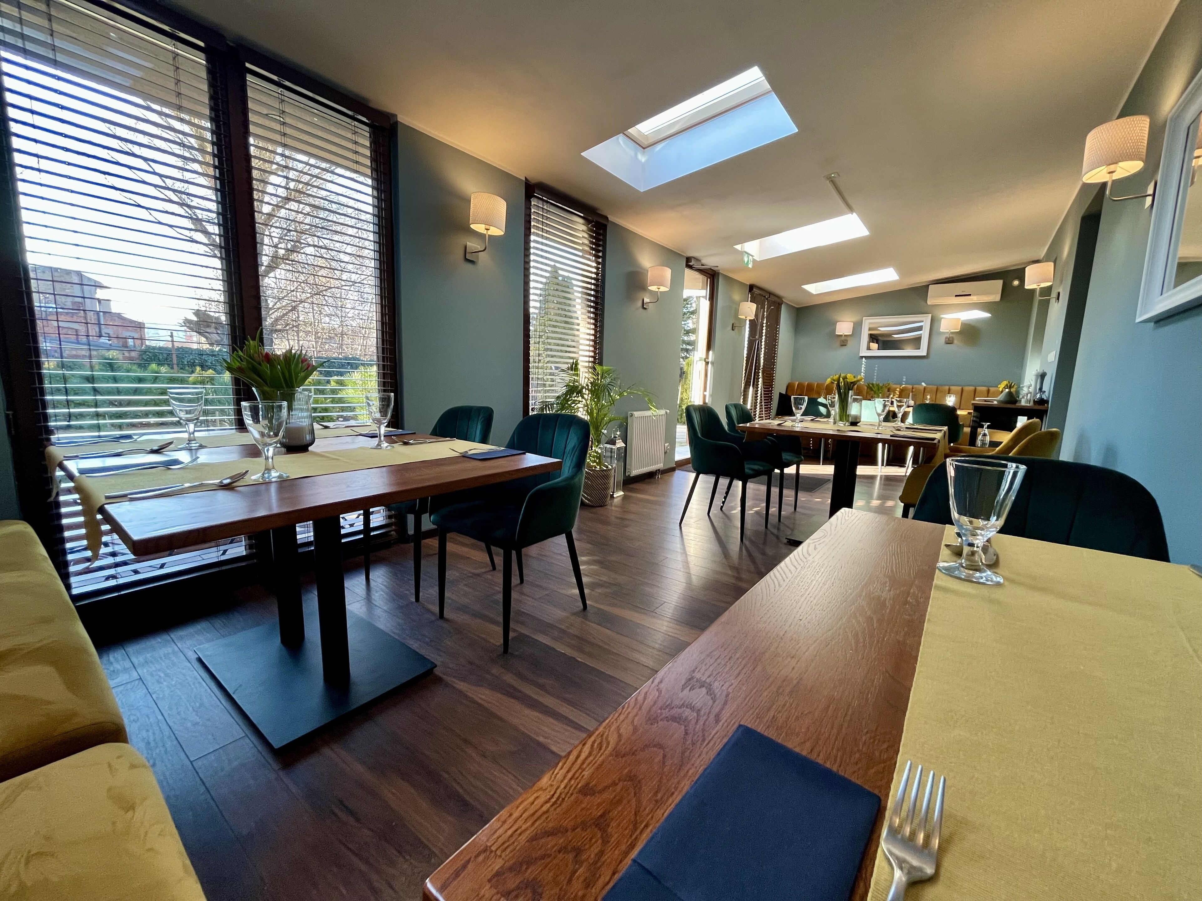 breakfast, lunch, dinner served; international cuisine