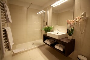 Suite | Bathroom | Shower, bathrobes, slippers, towels - Malta Premium Hotel (Poznan)