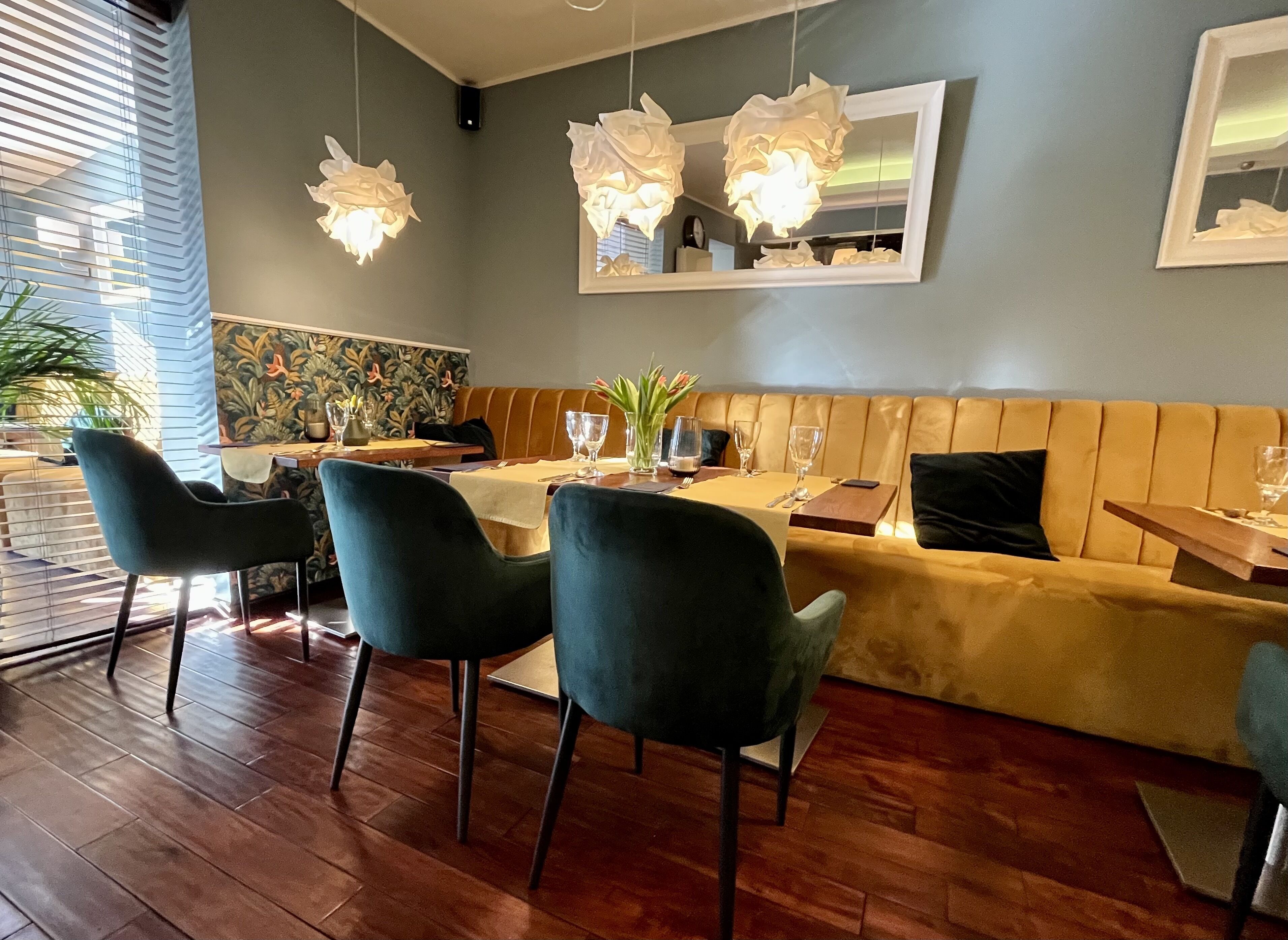 breakfast, lunch, dinner served; international cuisine