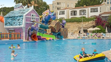 3 piscinas externas, funciona das 10h às 18h, guarda-sóis