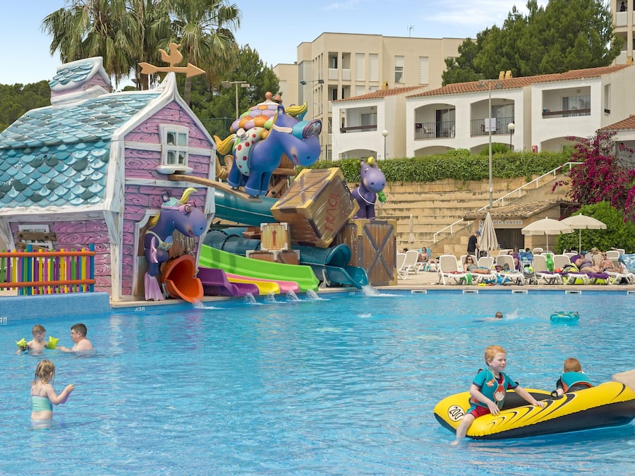 3 piscinas externas, funciona das 10h às 18h, guarda-sóis