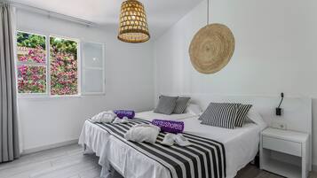 Suite, balcon (Magnus) | Couette en duvet d'oie, minibar, bureau, rideaux occultants