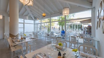 2 間餐廳,供應國際料理