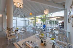 2 restaurantes; se sirve cocina internacional