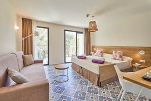 双人房, 阳台 (Magnus Style) | 羽绒被、迷你吧、办公桌、遮光窗帘