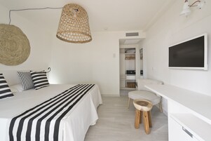 Edredones de plumas, minibar, escritorio y cortinas opacas