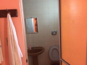 Shower, towels, soap, toilet paper - Hotel Love Story (Salvador)