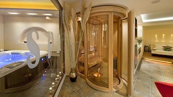 Un moderno cuarto de spa con un jacuzzi, una sauna y un armario de madera.