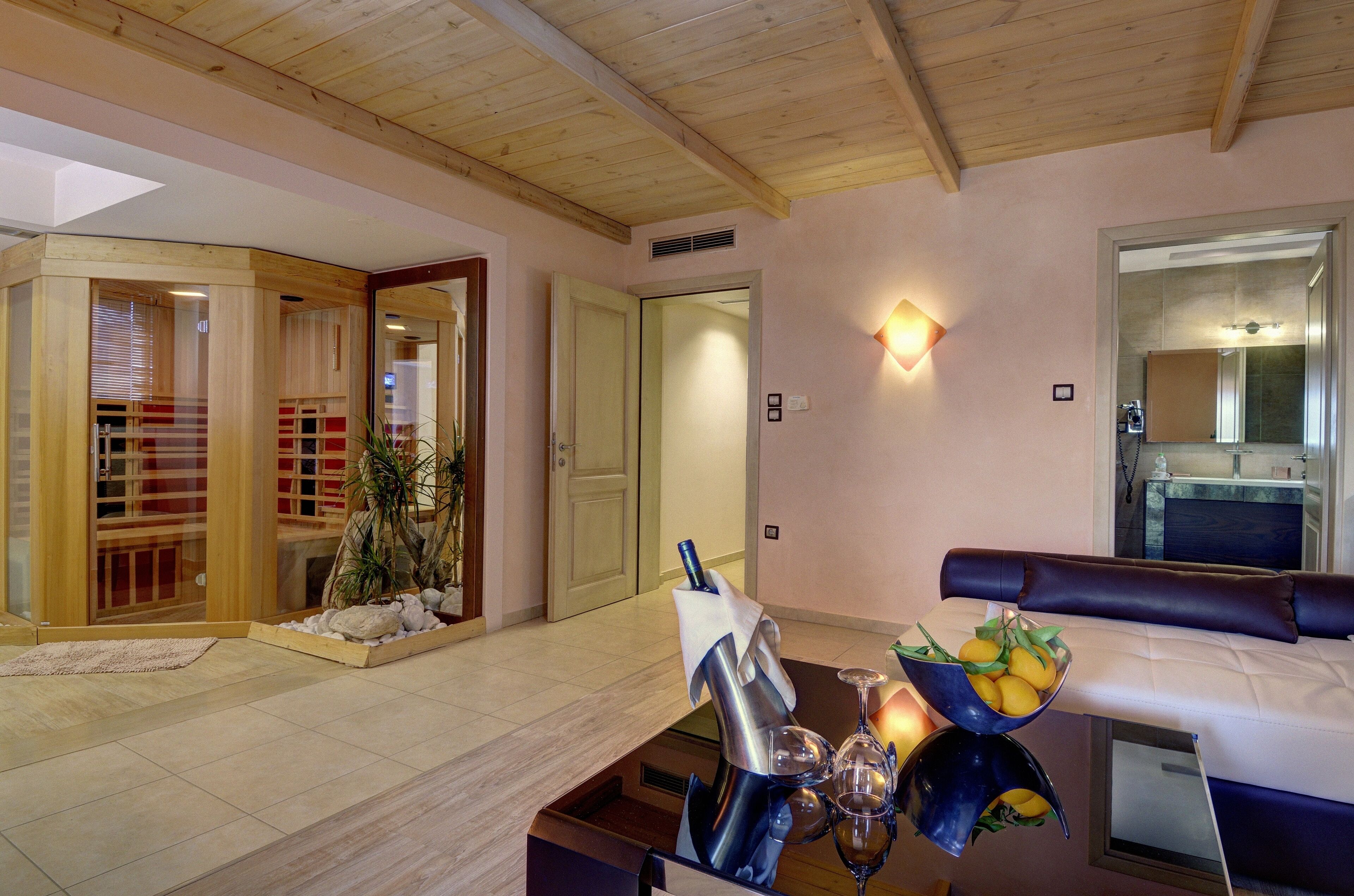 Una sala de estar moderna con techo de madera, un sofá, una mesa de centro con un cuenco de limones y un espejo.