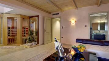 Una sala de estar moderna con techo de madera, un sofá, una mesa de centro con un cuenco de limones y un espejo.