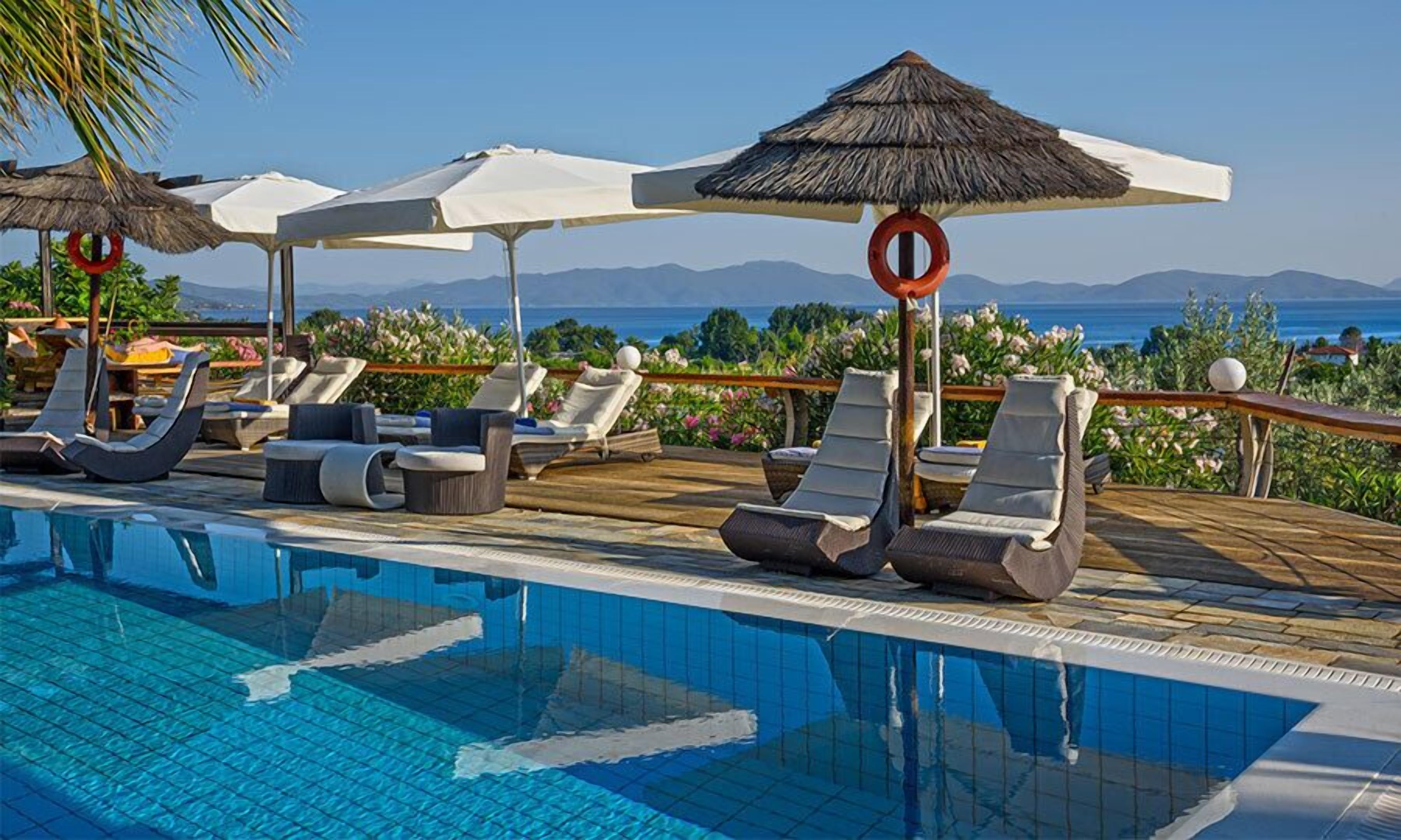 Una piscina techada, una piscina al aire libre de temporada
