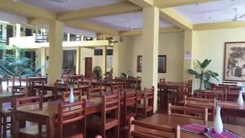 Se sirven desayunos, comidas, cenas y cocina regional