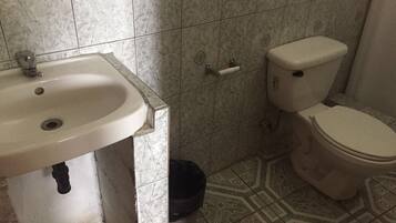 Shower, free toiletries, towels