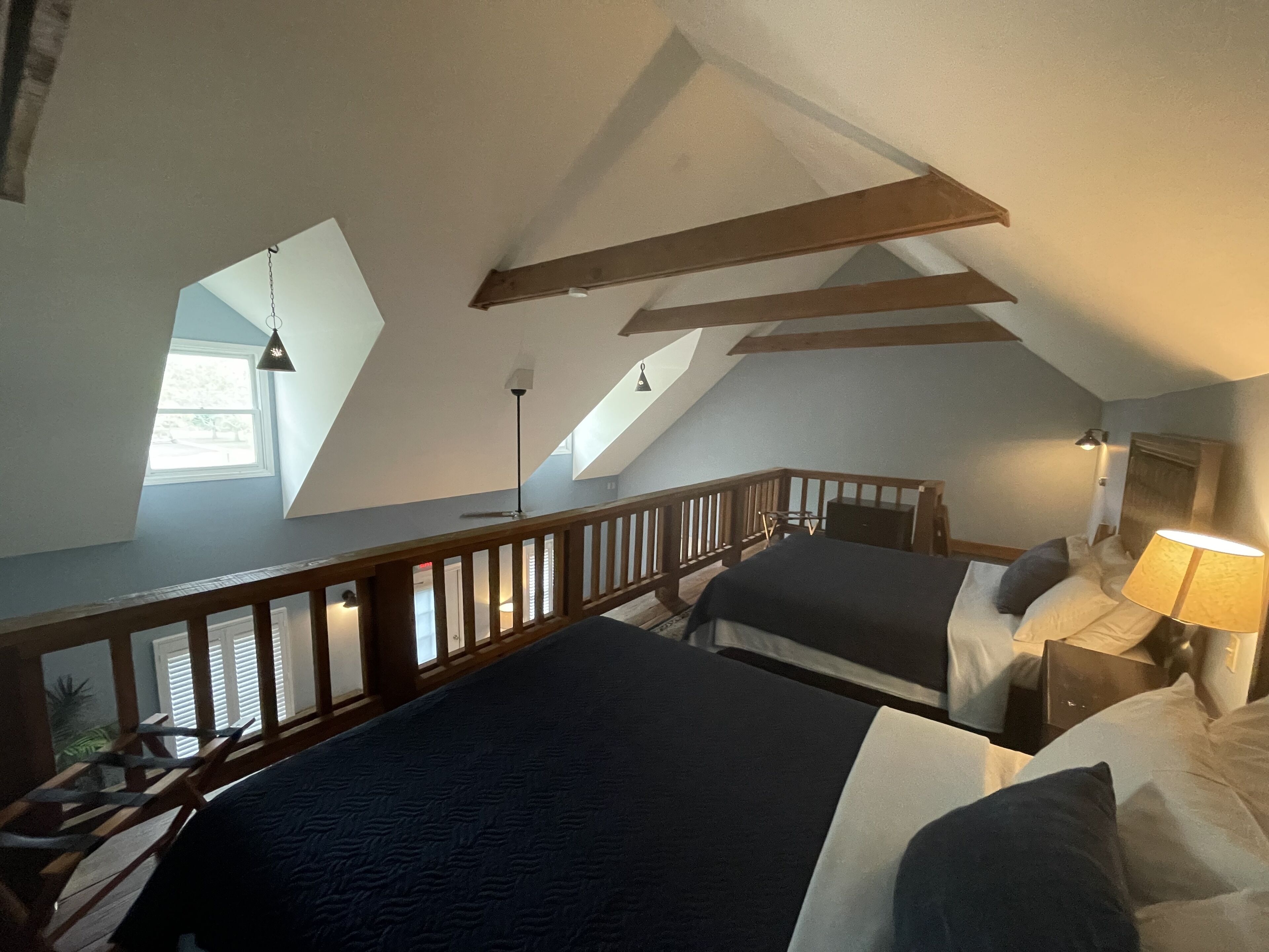 Deluxe-Suite, 2 Schlafzimmer, 2 Bäder, zum Garten hin | Bügeleisen/Bügelbrett, Zustellbetten, kostenloses WLAN, Bettwäsche